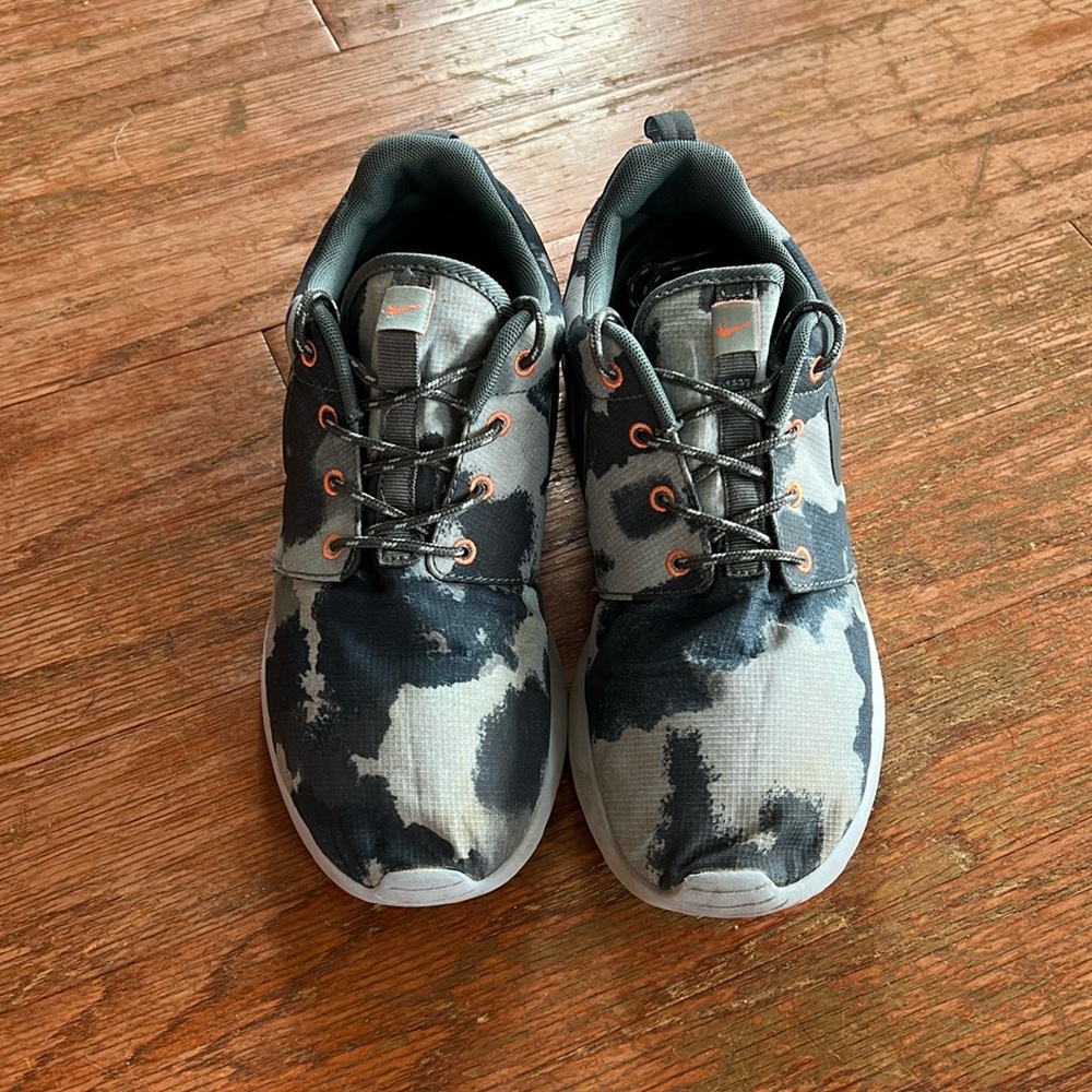 Nike Womens Roshe Run Gray Camo Running Shoes Sneakers
